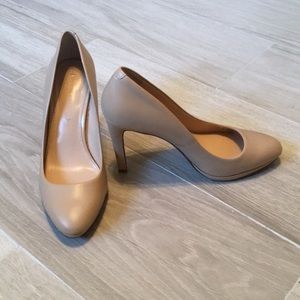 Nude pumps